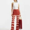 Saturday Night Pants Fans Placée Red In Envers Satin